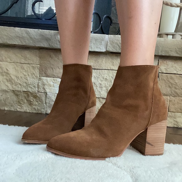 Steve Madden Shoes - Brown suede booties